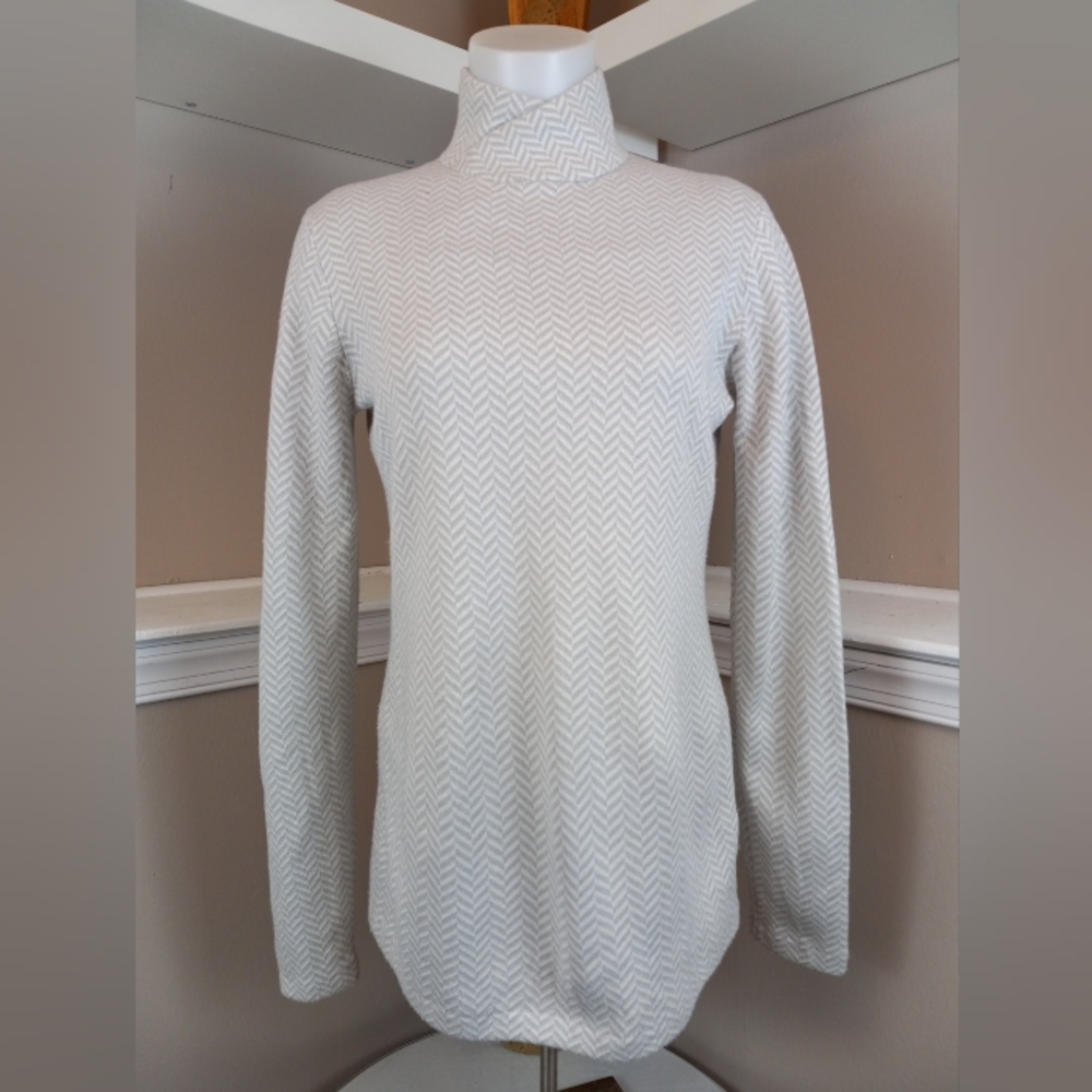 Deluth Trading Women's White/gray  Turtleneck ski/ snowboard layer